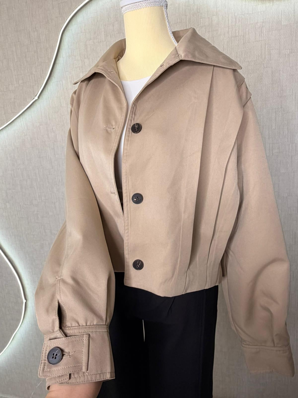 Élégante veste beige à boutons Contrastés