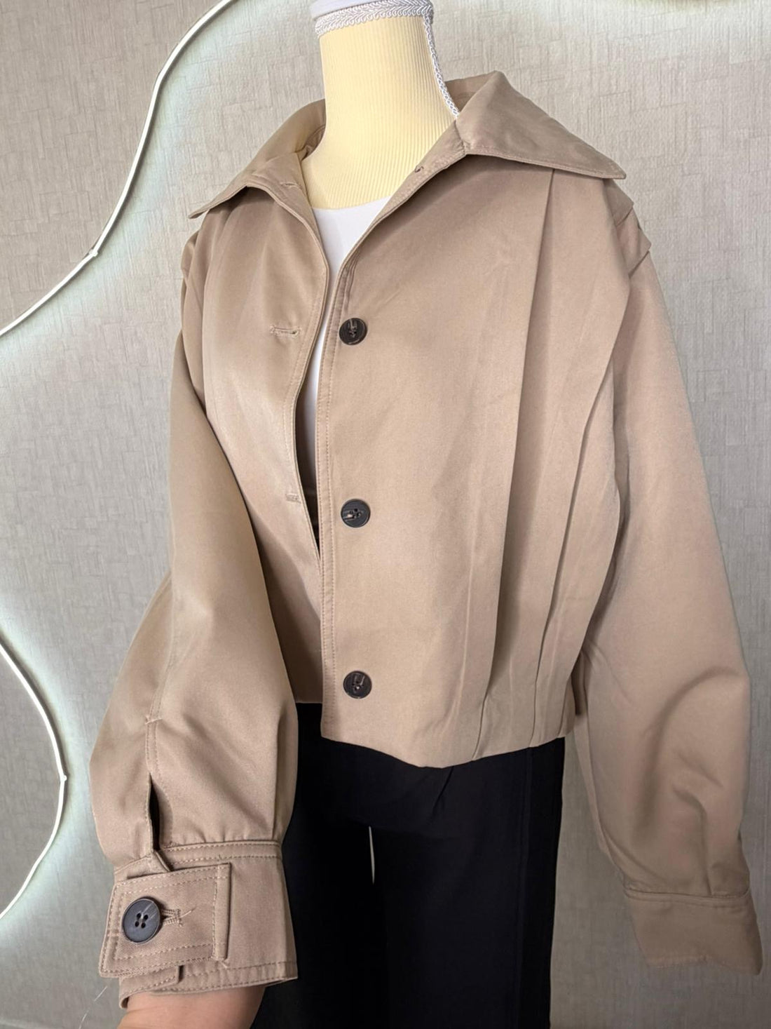 Élégante veste beige à boutons Contrastés