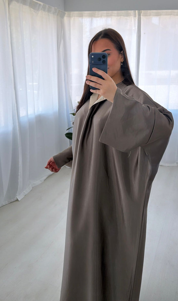 Robe taupe en satin