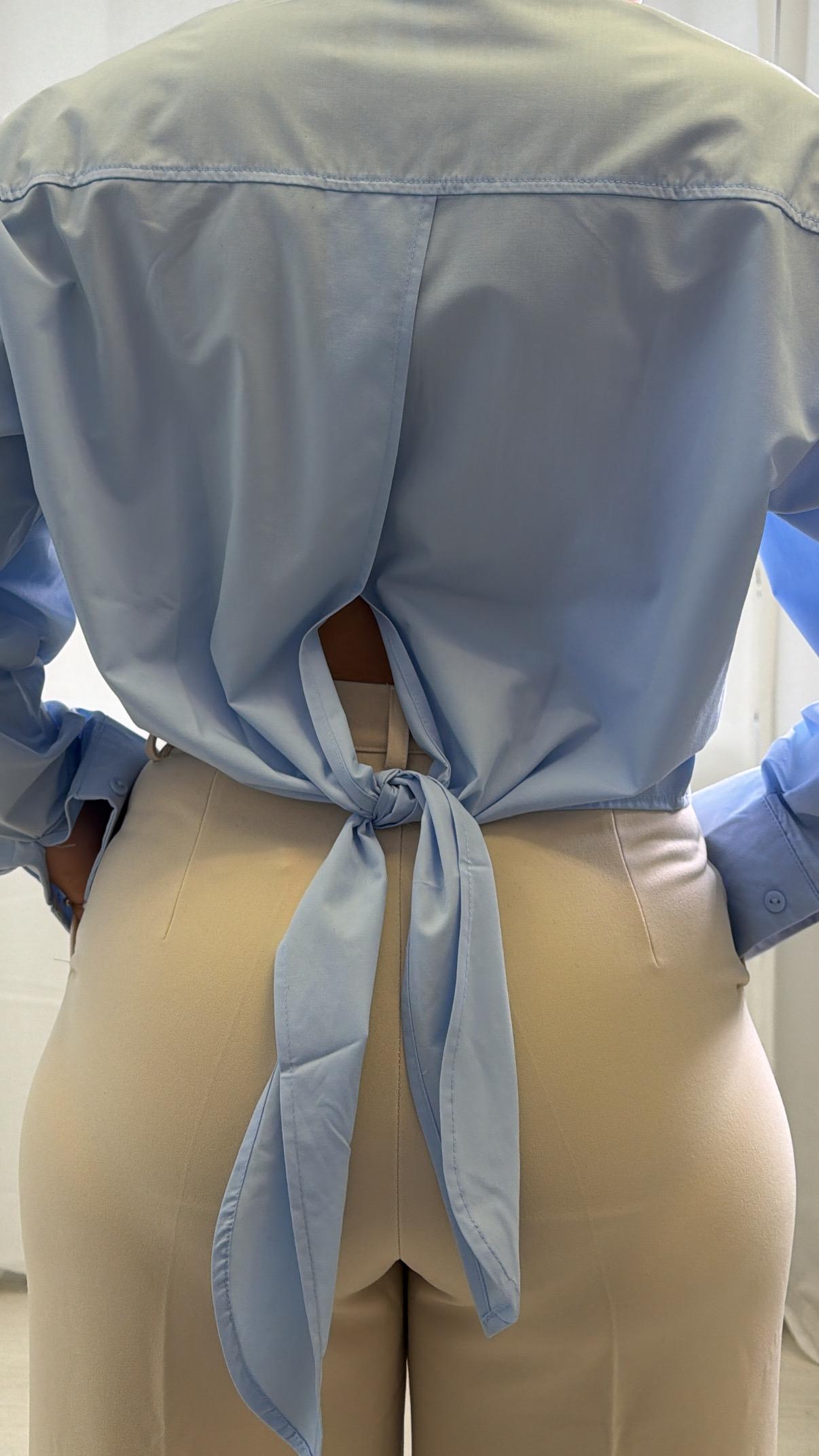 Chemise bleu avec nœud
