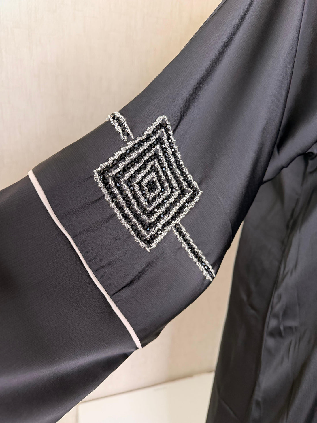 Abaya noire perlée