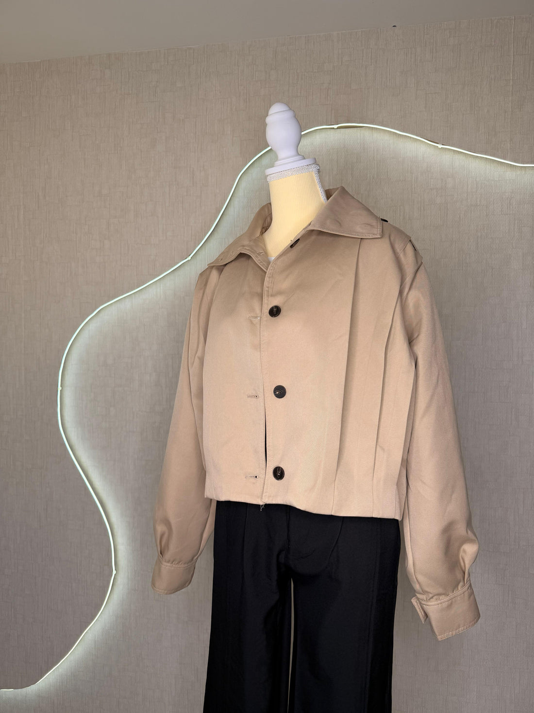 Élégante veste beige à boutons Contrastés
