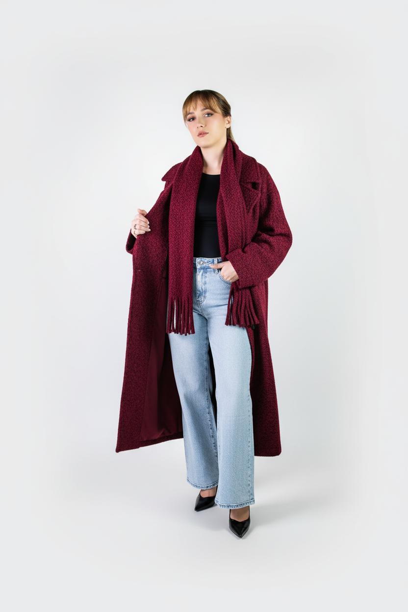 Manteau rouge foncé avec écharpe